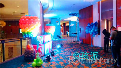 惠州宝宝弥月宴,精心准备的空中之旅主题满月酒,漂亮的气球造型装饰布置把整个派对现场装点的非常有气氛