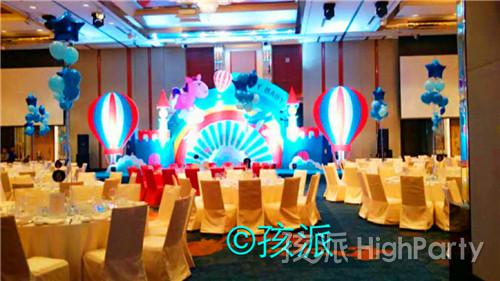 惠州宝宝弥月宴,精心准备的空中之旅主题满月酒,漂亮的气球造型装饰布置把整个派对现场装点的非常有气氛
