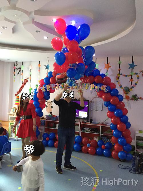 郑州孩派策划的汽车总动员主体生日派对，精心设计的趣味游戏环节、魔术小丑叔叔带来的惊喜、人偶米奇和孩子们的韵律互动，祝宝宝生日快乐