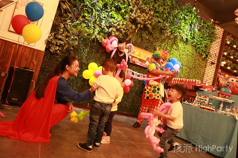 重庆3周岁双胞胎的赛车主题生日派对，不仅有魔幻泡泡秀、小丑杂耍等娱乐表演节目，也有现场烘焙蛋糕、做糖画等可以参与互动的游戏节目，祝派对主角生日快乐