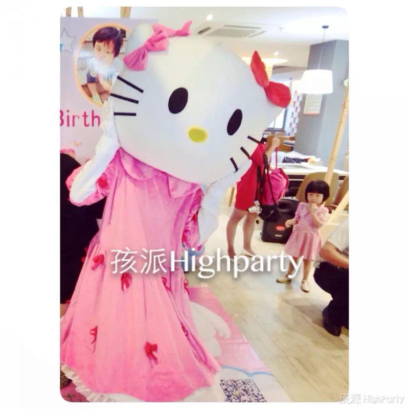 佛山2周岁hellokitty主题生日派对,粉红色调的生日派对现场布置以及派对上各种好玩有趣的互动游戏节目,当然少不了小丑杂耍魔术表演以及经典的巧打皮纳塔游戏啦,祝我们的hellokitty公举生日快乐