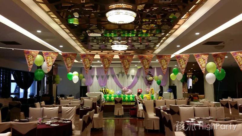重庆森林主题周岁生日派对,好看的绿色森林系列气球造型搭建的派对现场布置,以及各种好玩的派对游戏,还有有趣的抓周物品,祝周岁小王子生日快乐