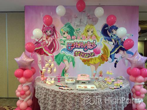甜品区,上面放了手工的主题的蛋糕,饼干等甜点,又漂亮又健康好吃