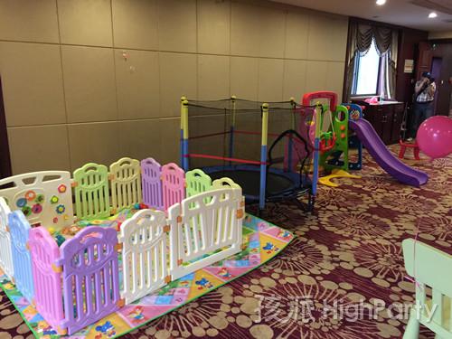 接下来是小朋友的游戏区,各种玩具,游戏适合各个年龄的小朋友