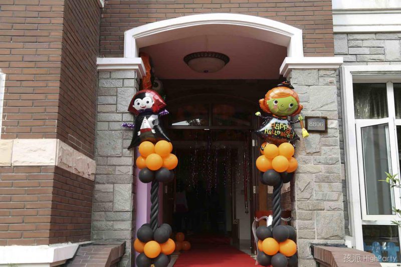 万圣节在上海东方佘山索菲特大酒店别墅区举办的豪华儿童派对活动,创意的策划,除了小丑杂耍魔术表演,还有乐队演奏以及旗袍美女,既时尚好玩又典雅高贵