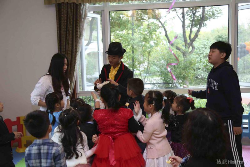 万圣节在上海东方佘山索菲特大酒店别墅区举办的豪华儿童派对活动,创意的策划,除了小丑杂耍魔术表演,还有乐队演奏以及旗袍美女,既时尚好玩又典雅高贵