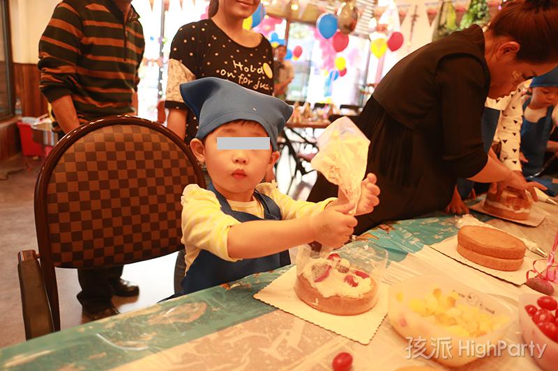 重庆3周岁双胞胎的赛车主题生日派对，不仅有魔幻泡泡秀、小丑杂耍等娱乐表演节目，也有现场烘焙蛋糕、做糖画等可以参与互动的游戏节目，祝派对主角生日快乐