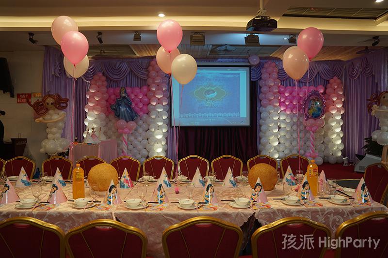 重庆十岁迪士尼公主主题生日派对策划,童话般的生日派对现场布置,漂亮的气球造型装饰和梦幻的甜品台以及好看实用的迪士尼儿童派对用品,还有精心设计好玩的互动游戏及小丑杂耍魔术表演魔幻泡泡秀面部彩绘等娱乐表演,小公主的十岁生日过的非常开心