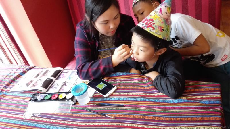 苏州十岁宝宝生日宴，彩绘师按小朋友们喜欢的样子给他们进行面部彩绘，可好玩了