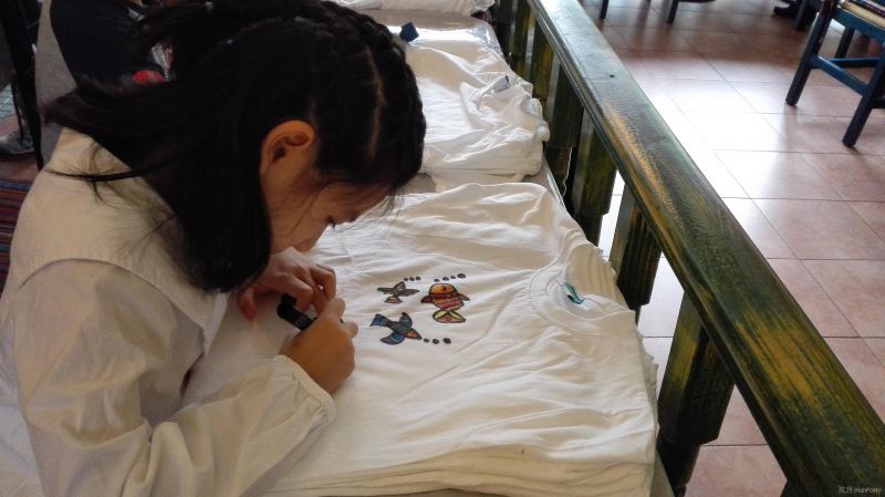 苏州十岁宝宝生日宴上的T恤作画，可以把T恤带走作纪念