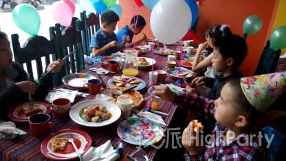 苏州十岁宝宝生日宴上小朋友们在用孩派准备的生日派对餐具吃着美食
