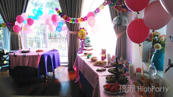 南京孩派策划的国外小朋友迪士尼公主家庭别墅生日派对,童话般的派对现场布置、精彩的派对娱乐表演节目以及各种有趣好玩的生日活动游戏,还有经典的巧打皮纳塔派对互动游戏,都让这个别墅生日趴非常嗨皮
