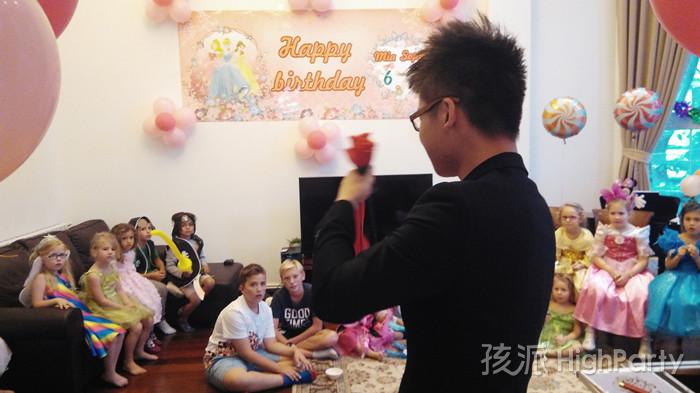 南京孩派策划的国外小朋友迪士尼公主家庭别墅生日派对,童话般的派对现场布置、精彩的派对娱乐表演节目以及各种有趣好玩的生日活动游戏,还有经典的巧打皮纳塔派对互动游戏,都让这个别墅生日趴非常嗨皮