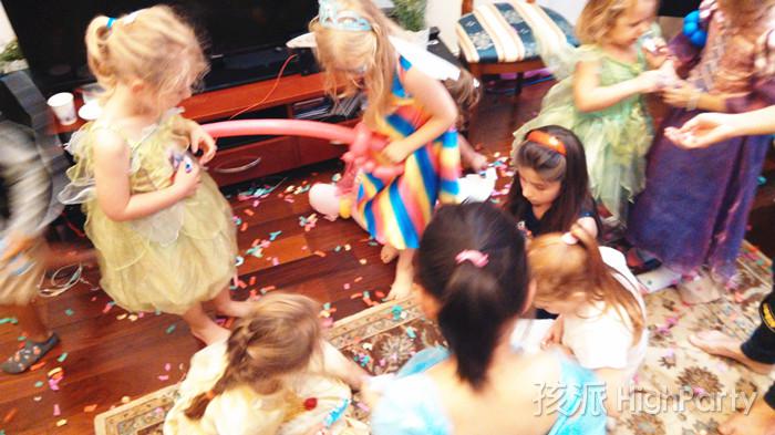 南京孩派策划的国外小朋友迪士尼公主家庭别墅生日派对，童话般的派对现场布置、精彩的派对娱乐表演节目以及各种有趣好玩的生日活动游戏，还有经典的巧打皮纳塔派对互动游戏，都让这个别墅生日趴非常嗨皮