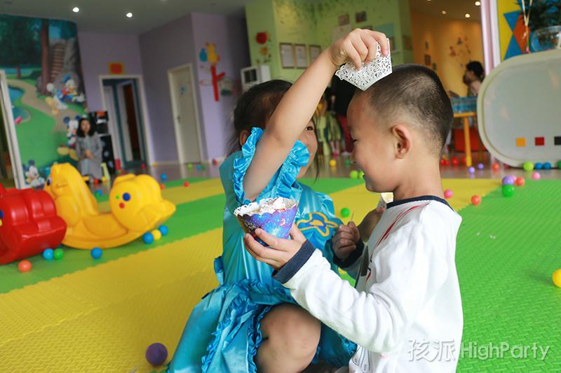 重庆超级英雄主题化妆生日派对,不仅仅是变装party,精心的超级英雄场景布置,还有滑梯、魔幻泡泡秀、海洋球、撞撞乐等好玩有趣的派对游戏,皮纳塔及生日蛋糕也少不了,最后还有特殊的放飞气球唱生日快乐歌等特别的节目,让这个5岁生日趴过的特别有意义