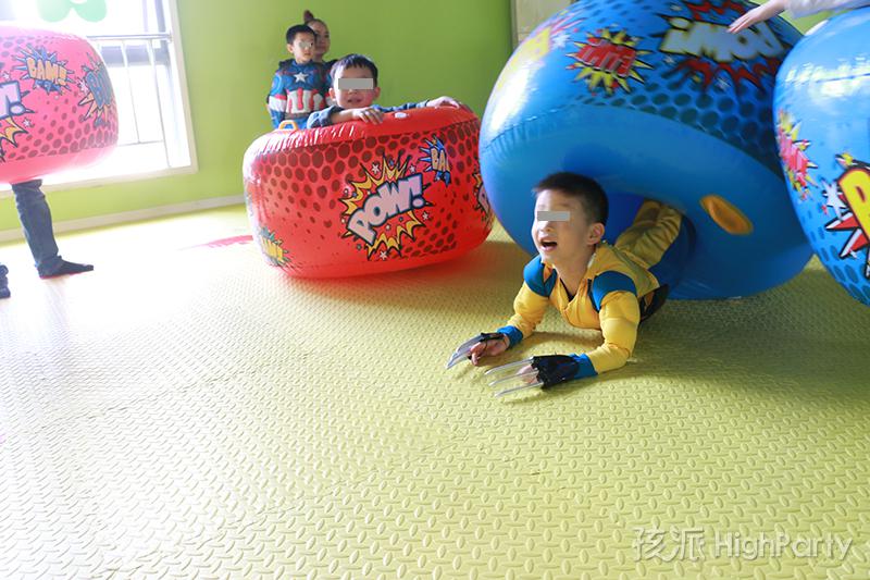 重庆超级英雄主题化妆生日派对,不仅仅是变装party,精心的超级英雄场景布置,还有滑梯、魔幻泡泡秀、海洋球、撞撞乐等好玩有趣的派对游戏,皮纳塔及生日蛋糕也少不了,最后还有特殊的放飞气球唱生日快乐歌等特别的节目,让这个5岁生日趴过的特别有意义