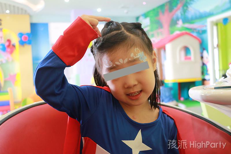 重庆超级英雄主题化妆生日派对,不仅仅是变装party,精心的超级英雄场景布置,还有滑梯、魔幻泡泡秀、海洋球、撞撞乐等好玩有趣的派对游戏,皮纳塔及生日蛋糕也少不了,最后还有特殊的放飞气球唱生日快乐歌等特别的节目,让这个5岁生日趴过的特别有意义