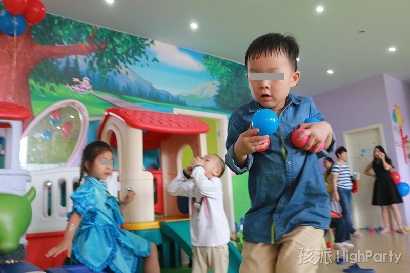 重庆超级英雄主题化妆生日派对,不仅仅是变装party,精心的超级英雄场景布置,还有滑梯、魔幻泡泡秀、海洋球、撞撞乐等好玩有趣的派对游戏,皮纳塔及生日蛋糕也少不了,最后还有特殊的放飞气球唱生日快乐歌等特别的节目,让这个5岁生日趴过的特别有意义