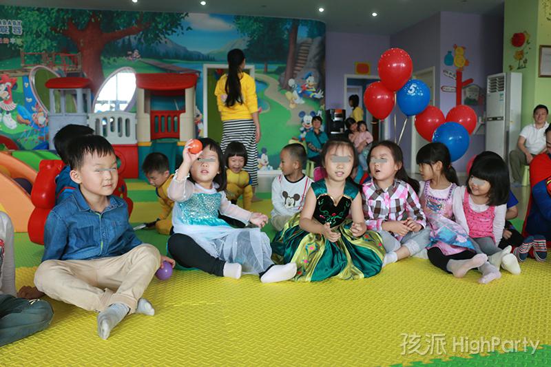 重庆超级英雄主题化妆生日派对,不仅仅是变装party,精心的超级英雄场景布置,还有滑梯、魔幻泡泡秀、海洋球、撞撞乐等好玩有趣的派对游戏,皮纳塔及生日蛋糕也少不了,最后还有特殊的放飞气球唱生日快乐歌等特别的节目,让这个5岁生日趴过的特别有意义