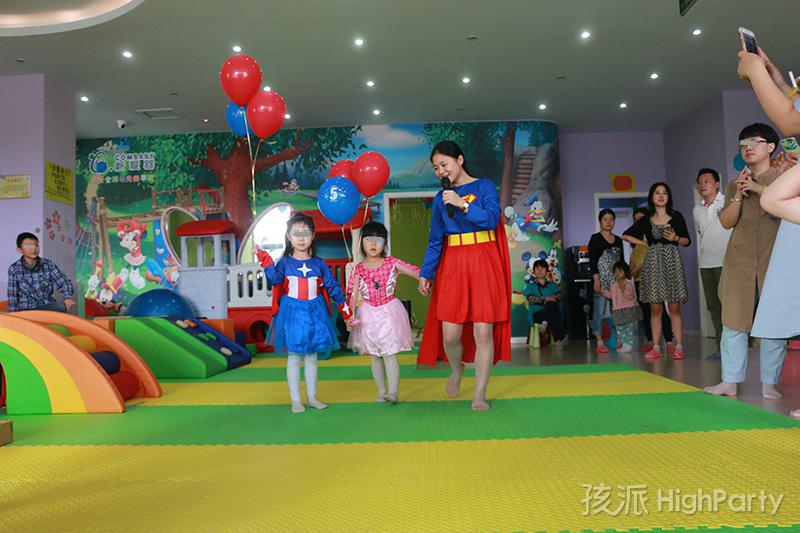 重庆超级英雄主题化妆生日派对,不仅仅是变装party,精心的超级英雄场景布置,还有滑梯、魔幻泡泡秀、海洋球、撞撞乐等好玩有趣的派对游戏,皮纳塔及生日蛋糕也少不了,最后还有特殊的放飞气球唱生日快乐歌等特别的节目,让这个5岁生日趴过的特别有意义