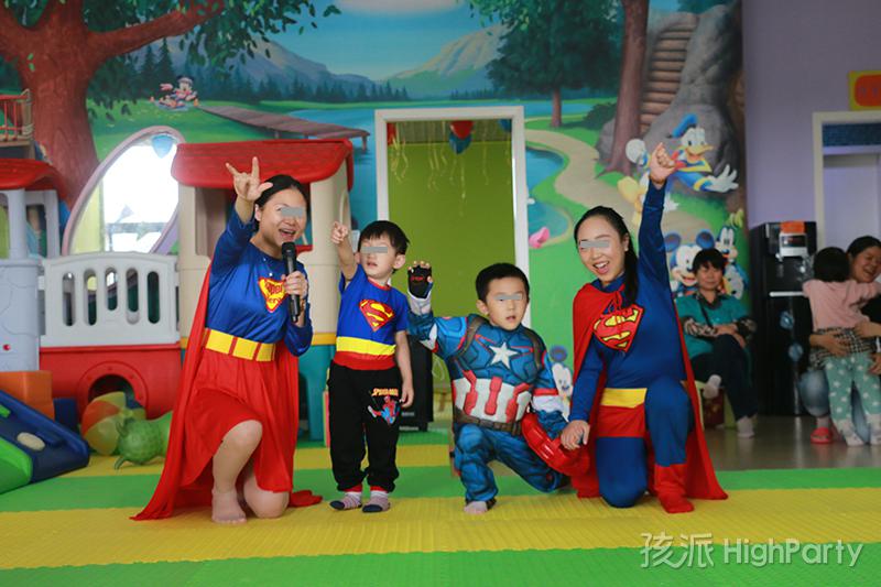重庆超级英雄主题化妆生日派对,不仅仅是变装party,精心的超级英雄场景布置,还有滑梯、魔幻泡泡秀、海洋球、撞撞乐等好玩有趣的派对游戏,皮纳塔及生日蛋糕也少不了,最后还有特殊的放飞气球唱生日快乐歌等特别的节目,让这个5岁生日趴过的特别有意义