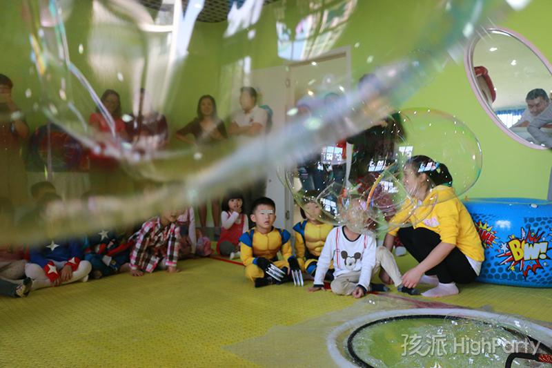 重庆超级英雄主题化妆生日派对,不仅仅是变装party,精心的超级英雄场景布置,还有滑梯、魔幻泡泡秀、海洋球、撞撞乐等好玩有趣的派对游戏,皮纳塔及生日蛋糕也少不了,最后还有特殊的放飞气球唱生日快乐歌等特别的节目,让这个5岁生日趴过的特别有意义