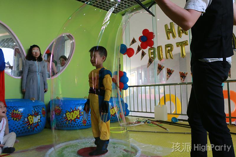 重庆超级英雄主题化妆生日派对,不仅仅是变装party,精心的超级英雄场景布置,还有滑梯、魔幻泡泡秀、海洋球、撞撞乐等好玩有趣的派对游戏,皮纳塔及生日蛋糕也少不了,最后还有特殊的放飞气球唱生日快乐歌等特别的节目,让这个5岁生日趴过的特别有意义