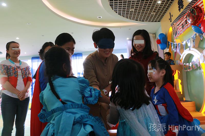 重庆超级英雄主题化妆生日派对,不仅仅是变装party,精心的超级英雄场景布置,还有滑梯、魔幻泡泡秀、海洋球、撞撞乐等好玩有趣的派对游戏,皮纳塔及生日蛋糕也少不了,最后还有特殊的放飞气球唱生日快乐歌等特别的节目,让这个5岁生日趴过的特别有意义