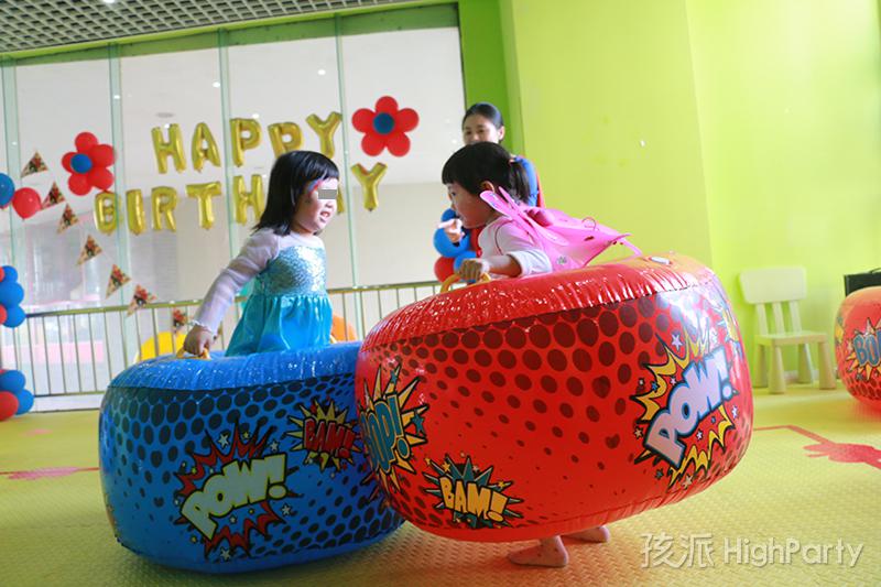 重庆超级英雄主题化妆生日派对,不仅仅是变装party,精心的超级英雄场景布置,还有滑梯、魔幻泡泡秀、海洋球、撞撞乐等好玩有趣的派对游戏,皮纳塔及生日蛋糕也少不了,最后还有特殊的放飞气球唱生日快乐歌等特别的节目,让这个5岁生日趴过的特别有意义