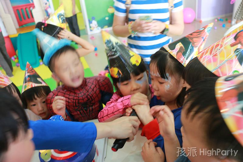 重庆超级英雄主题化妆生日派对,不仅仅是变装party,精心的超级英雄场景布置,还有滑梯、魔幻泡泡秀、海洋球、撞撞乐等好玩有趣的派对游戏,皮纳塔及生日蛋糕也少不了,最后还有特殊的放飞气球唱生日快乐歌等特别的节目,让这个5岁生日趴过的特别有意义