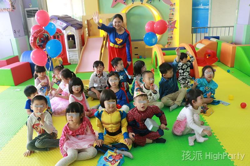 重庆超级英雄主题化妆生日派对,不仅仅是变装party,精心的超级英雄场景布置,还有滑梯、魔幻泡泡秀、海洋球、撞撞乐等好玩有趣的派对游戏,皮纳塔及生日蛋糕也少不了,最后还有特殊的放飞气球唱生日快乐歌等特别的节目,让这个5岁生日趴过的特别有意义