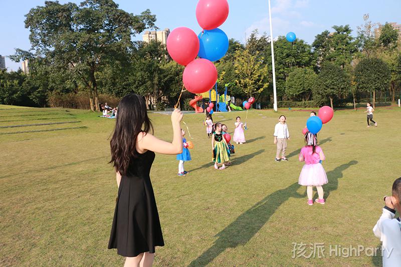重庆超级英雄主题化妆生日派对,不仅仅是变装party,精心的超级英雄场景布置,还有滑梯、魔幻泡泡秀、海洋球、撞撞乐等好玩有趣的派对游戏,皮纳塔及生日蛋糕也少不了,最后还有特殊的放飞气球唱生日快乐歌等特别的节目,让这个5岁生日趴过的特别有意义