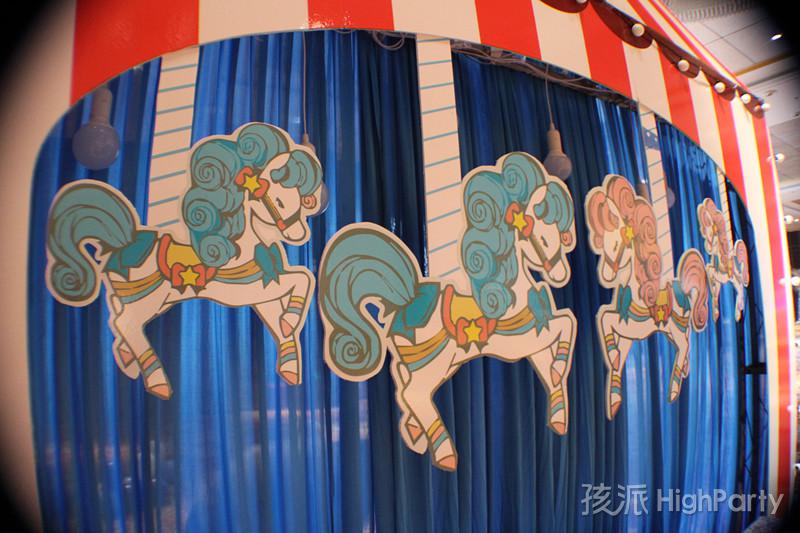 长春旋转木马主题宝宝百日宴,漂亮的百日宴现场派对布置,搞笑的小丑杂耍,魔幻泡泡秀表演都让这个百天小王子的派对非常精彩