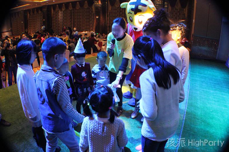 长春旋转木马主题宝宝百日宴,漂亮的百日宴现场派对布置,搞笑的小丑杂耍,魔幻泡泡秀表演都让这个百天小王子的派对非常精彩