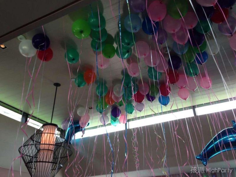 三亚别墅酒店小型的儿童生日派对萌萌的装饰布置