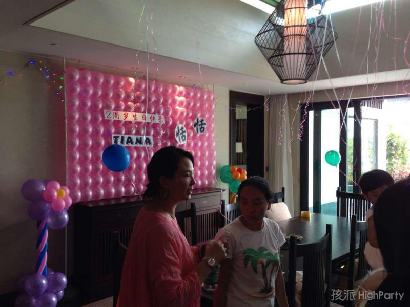 三亚别墅酒店小型的儿童生日派对萌萌的装饰布置