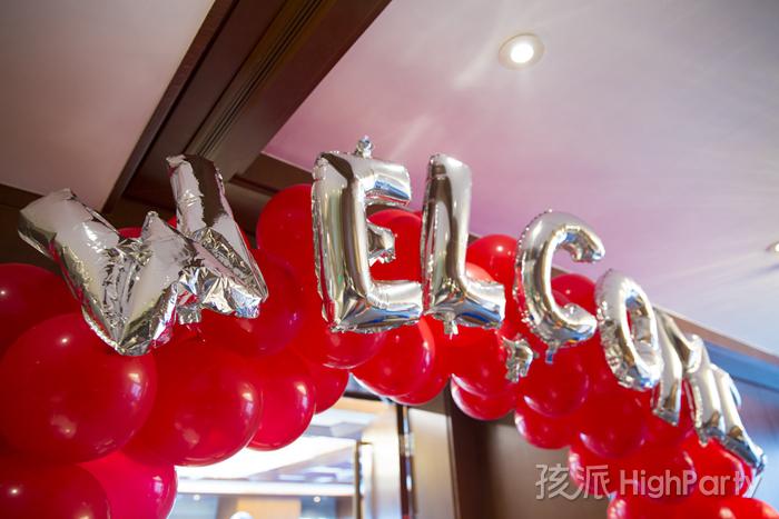 南京河西费尔蒙酒店,举办一场变形金刚主题十岁男孩生日派对,精美的气球造型装饰布置,还有软陶、小丑杂耍魔术表演等许多精彩娱乐节目,最后打皮纳塔切生日蛋糕度过一次难忘的十岁生日派对。
