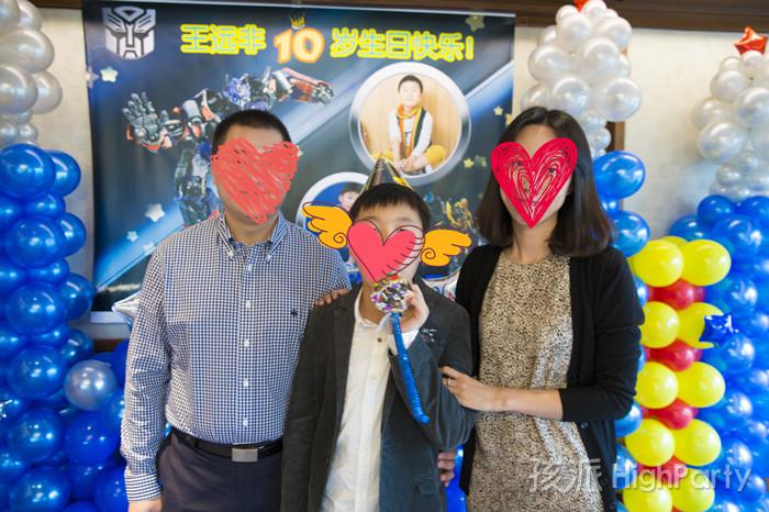 南京河西费尔蒙酒店,举办一场变形金刚主题十岁男孩生日派对,精美的气球造型装饰布置,还有软陶、小丑杂耍魔术表演等许多精彩娱乐节目,最后打皮纳塔切生日蛋糕度过一次难忘的十岁生日派对。