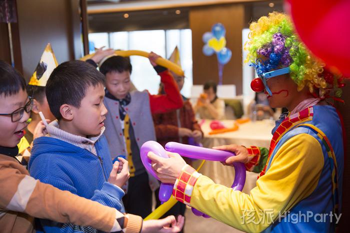 南京河西费尔蒙酒店，举办一场变形金刚主题十岁男孩生日派对，精美的气球造型装饰布置,还有软陶、小丑杂耍魔术表演等许多精彩娱乐节目,最后打皮纳塔切生日蛋糕度过一次难忘的十岁生日派对。