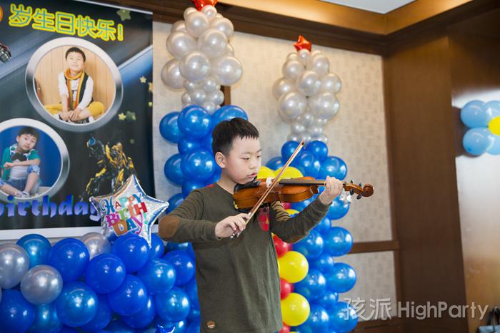 南京河西费尔蒙酒店,举办一场变形金刚主题十岁男孩生日派对,精美的气球造型装饰布置,还有软陶、小丑杂耍魔术表演等许多精彩娱乐节目,最后打皮纳塔切生日蛋糕度过一次难忘的十岁生日派对。