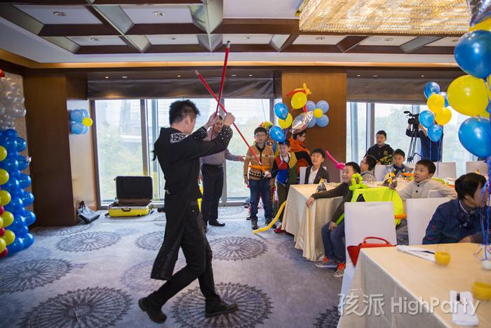 南京河西费尔蒙酒店,举办一场变形金刚主题十岁男孩生日派对,精美的气球造型装饰布置,还有软陶、小丑杂耍魔术表演等许多精彩娱乐节目,最后打皮纳塔切生日蛋糕度过一次难忘的十岁生日派对。