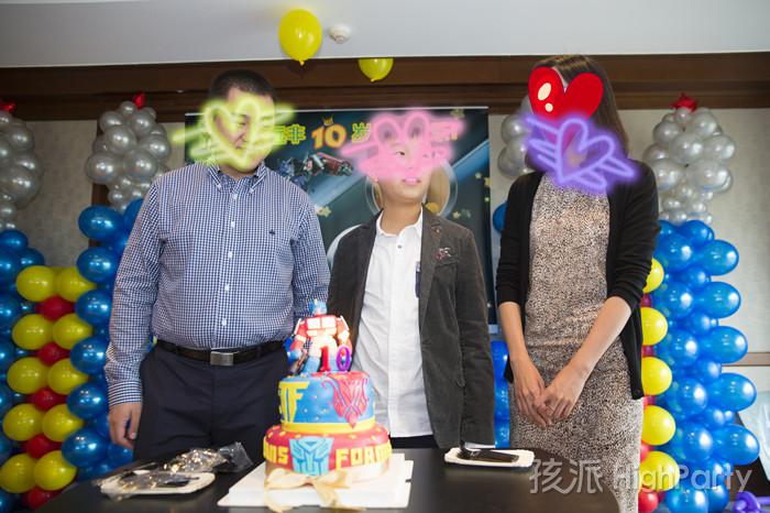 南京河西费尔蒙酒店,举办一场变形金刚主题十岁男孩生日派对,精美的气球造型装饰布置,还有软陶、小丑杂耍魔术表演等许多精彩娱乐节目,最后打皮纳塔切生日蛋糕度过一次难忘的十岁生日派对。