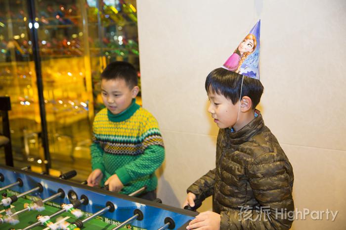 高端大气的希尔顿酒店，一场以冰雪奇缘为主题的十岁女孩生日派对，童话般的气球装饰造型布置,迪士尼专用派对用品,各种好玩有趣的游戏节目,庆祝十岁生日。