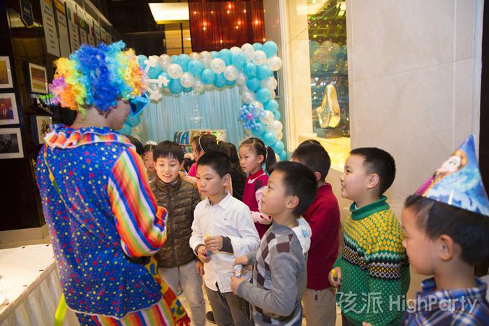 高端大气的希尔顿酒店，一场以冰雪奇缘为主题的十岁女孩生日派对，童话般的气球装饰造型布置,迪士尼专用派对用品,各种好玩有趣的游戏节目,庆祝十岁生日。
