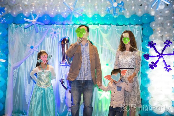 高端大气的希尔顿酒店，一场以冰雪奇缘为主题的十岁女孩生日派对，童话般的气球装饰造型布置,迪士尼专用派对用品,各种好玩有趣的游戏节目,庆祝十岁生日。