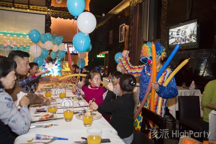 高端大气的希尔顿酒店，一场以冰雪奇缘为主题的十岁女孩生日派对，童话般的气球装饰造型布置,迪士尼专用派对用品,各种好玩有趣的游戏节目,庆祝十岁生日。