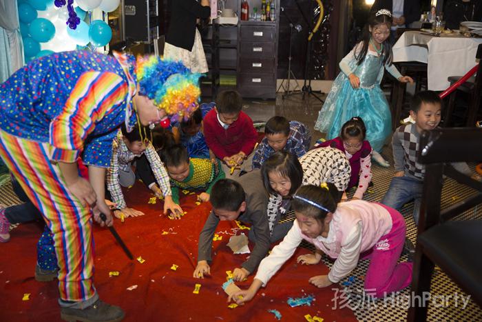 高端大气的希尔顿酒店，一场以冰雪奇缘为主题的十岁女孩生日派对，童话般的气球装饰造型布置,迪士尼专用派对用品,各种好玩有趣的游戏节目,庆祝十岁生日。