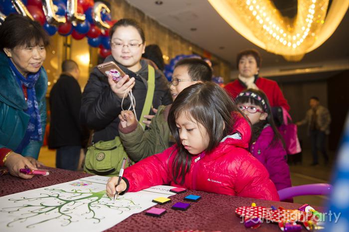 南京仙林大酒店,迎来小寿星十岁生日派对。以美国队长为主题,小丑杂耍魔术表演川剧变脸魔幻泡泡秀等精彩节目表演,还有酷炫的派对气球装饰布置,祝他十岁生日快乐