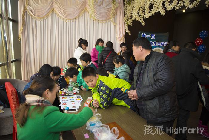 南京仙林大酒店,迎来小寿星十岁生日派对。以美国队长为主题,小丑杂耍魔术表演川剧变脸魔幻泡泡秀等精彩节目表演,还有酷炫的派对气球装饰布置,祝他十岁生日快乐