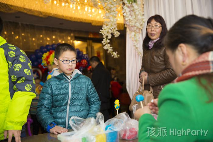 南京仙林大酒店,迎来小寿星十岁生日派对。以美国队长为主题,小丑杂耍魔术表演川剧变脸魔幻泡泡秀等精彩节目表演,还有酷炫的派对气球装饰布置,祝他十岁生日快乐